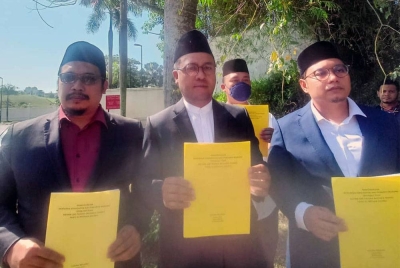 Abbas Azmi (tengah) bersama memorandum untuk diserahkan kepada Yang di-Pertuan Agong di Pintu 3 Istana Negara pada Rabu.