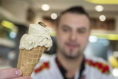 Micolino pernah mencipta menu 'pelik' dan lari dari kebiasaan penduduk Jerman yang selalunya memilih aiskrim perisa strawberi, coklat, pisang dan vanila.- Sumber foto AP Newsroom