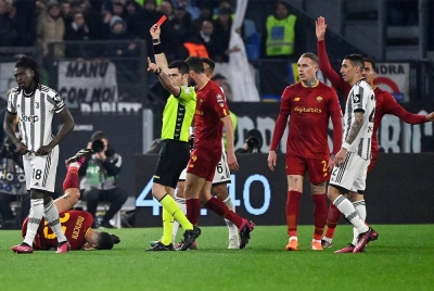 Kean (kiri) dilayangkan kad merah setelah mengasari pemain pertahanan Roma. - Foto EPA