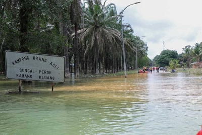 Keadaan di jalan utama Kampung Orang Asli Sungai Peroh, Kahang yang ditenggelami air susulan kejadian banjir sejak 27 Februari lalu ketika tinjauan pada Selasa. - Foto Bernama