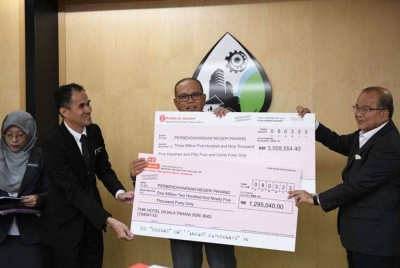 Wan Rosdy menerima cek bayaran khas dan bayaran sewaan pajakan tahun semasa (2022 dan 2023) yang diserahkan pihak THR Hotel (Kuala Tahan) Sdn Bhd di Majlis Perbandaran Bentong pada Rabu.