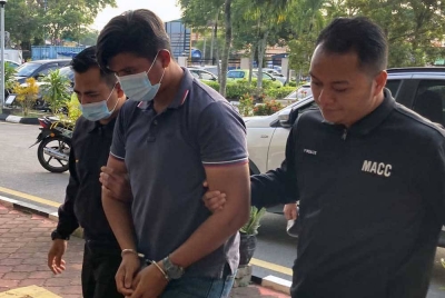 Tertuduh ketika dibawa ke Mahkamah Butterworth pada Rabu.