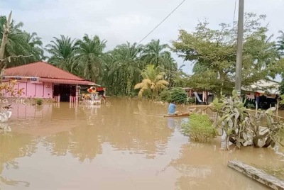 Keadaan banjir di Sri Medan Batu Pahat pada Rabu.