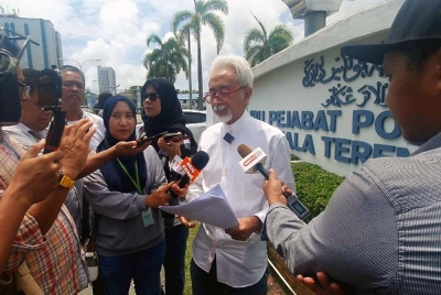 Raja Bahrin ketika ditemui pemberita selepas membuat laporan polis di IPD Kuala Terengganu pada Rabu.