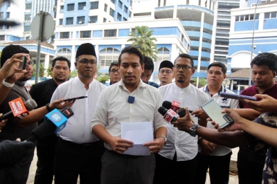 Fadhli Umar bersama Pemuda Amanah dan AMK membuat laporan polis berkaitan kenyataan Abdul Hadi di IPD Dang Wangi, di sini, pada Rabu.