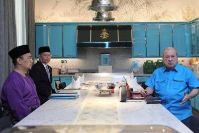 Sultan Ibrahim (kanan) berkenan bahawa penceramah yang mengajar dan memberi syarahan agama Islam di Johor perlu memiliki tauliah.