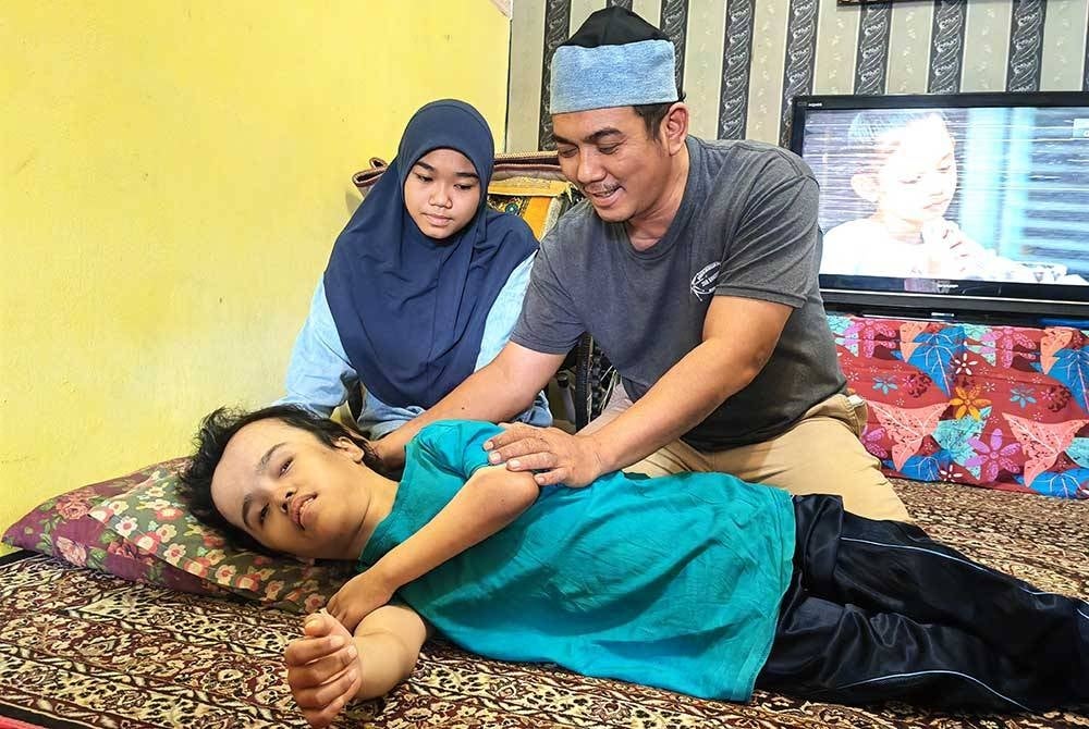 Ishak melihat keadaan Balqis Najwa sambil diperhatikan Balqis Najla.
