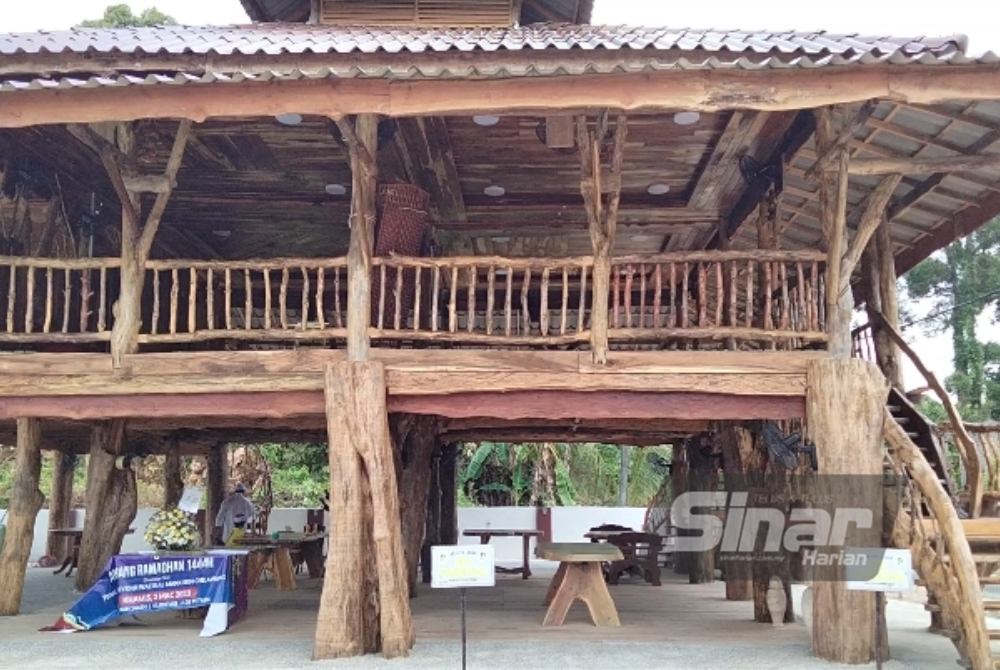 Masjid iktikaf di Maahad Tahfiz Al-Quran Darul Quwwah, Pasir Tumbuh yang dibina daripada kayu sepenuhnya.