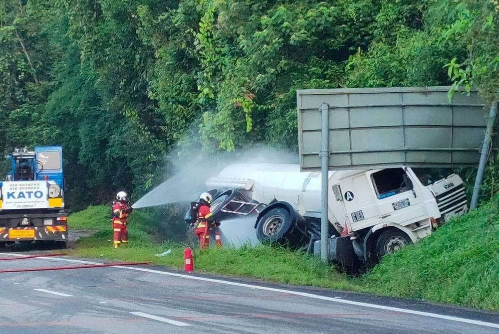 Kerja-kerja pengalihan dan pembersihan yang dilakukan di lokasi kejadian.- Foto Bomba Perak