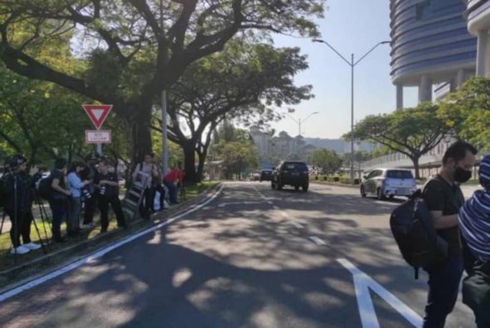 Petugas media tempatan dan antarabangsa sudah mula berkampung di hadapan ibu pejabat Suruhanjaya Pencegahan Rasuah Malaysia (SPRM), Putrajaya, seawal jam 8.30 pagi. - Foto Awani