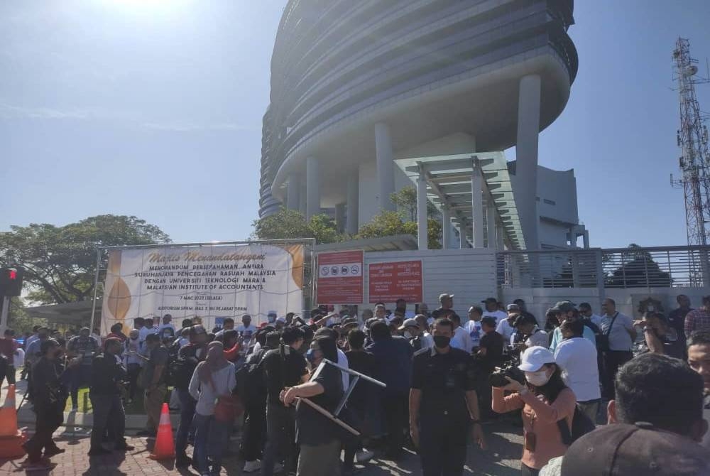 Penyokong -penyokong Muhyiddin hadir di hadapan Ibu Pejabat SPRM di Putrajaya pada Khamis.