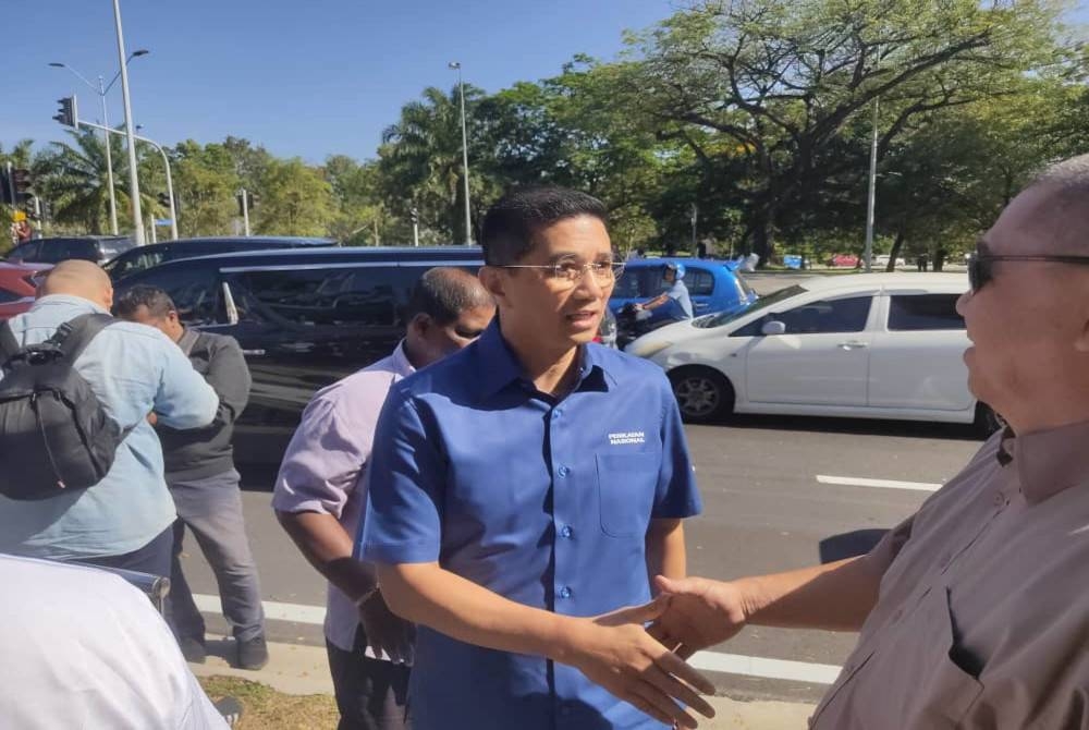 Antara pemimpin yang hadir ialah Azmin Ali.