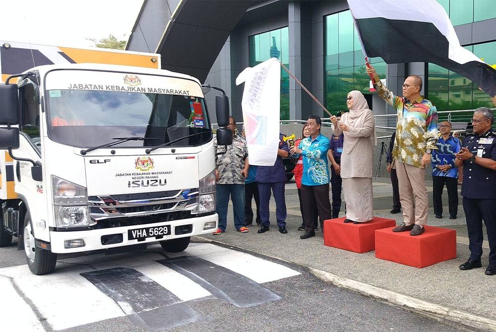 Wan Rosdy dan Sabariah menyempurnakan Majlis Pelepasan Misi Bantuan Pahang Prihatin ke Parlimen Parit Sulong di pekarangan Kompleks MBK pada Khamis.