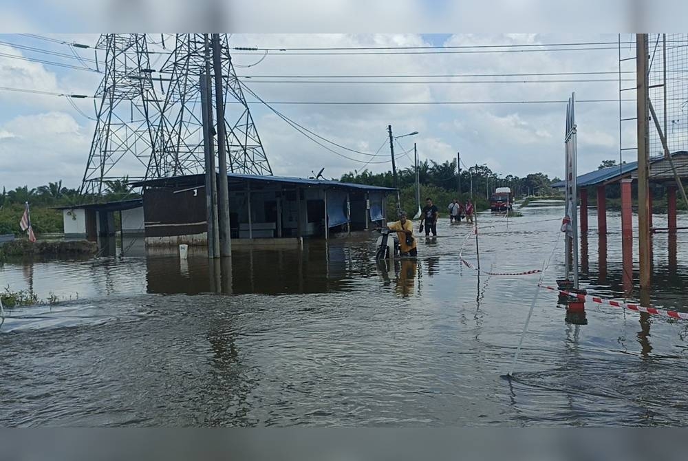 Keadaan laluan keluar masuk ke Kampung Pasir Panjang yang dinaiki air sejak seminggu.
