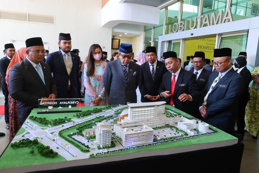 Sultan Sharafuddin bersama Tengku Permaisuri Norashikin berkenan melawat model Hospital Cyberjaya selepas merasmikan hospital itu pada Khamis. - Foto Bernama