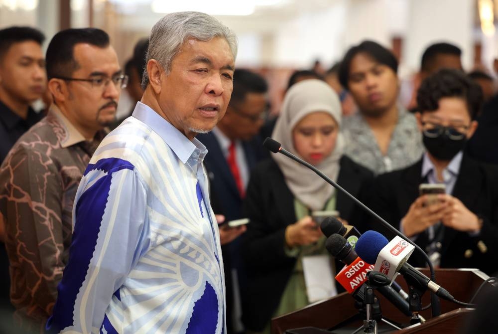 Ahmad Zahid Hamidi bercakap ketika sidang akhbar selepas sesi penggulungan belanjawan pada Mesyuarat Pertama Penggal Kedua Parlimen ke-15 di Bangunan Parlimen pada Khamis. - Foto Bernama