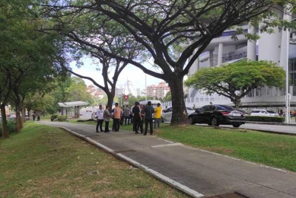 Setakat jam 3.30 petang, kenderaan membawa Muhyiddin masih belum keluar dari bangunan SPRM.- Foto Astro AWANI