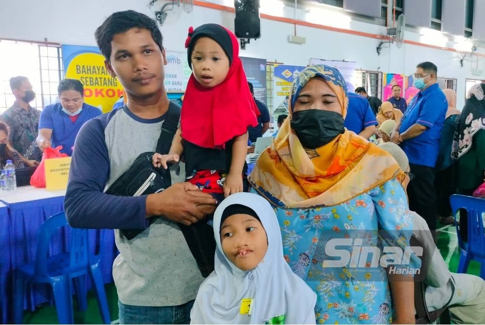 Wahida bersama suami dan dua anaknya di Kompleks Japerun Pengkalan Batu pada Khamis.