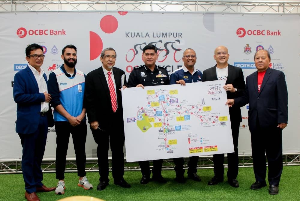 Sarifudin (tengah) bersama Naim (tiga dari kiri) ketika pelancaran pelan laluan kayuhan berbasikal OCBC Cycle Kuala Lumpur 2023 di Kuala Lumpur pada Khamis.
FOTO: OCBC