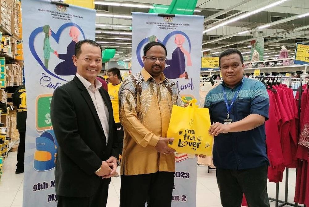 Muhammad Zahir (kiri) ketika hadir pada program berkenaan, turut kelihatan Veerapan (tengah).