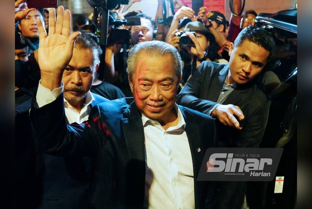 Muhyiddin selesai memberi keterangan kira-kira sembilan jam di Ibu Pejabat Suruhanjaya Pencegahan Rasuah Malaysia (SPRM) di sini pada Khamis. - Foto Sinar Harian ROSLI TALIB