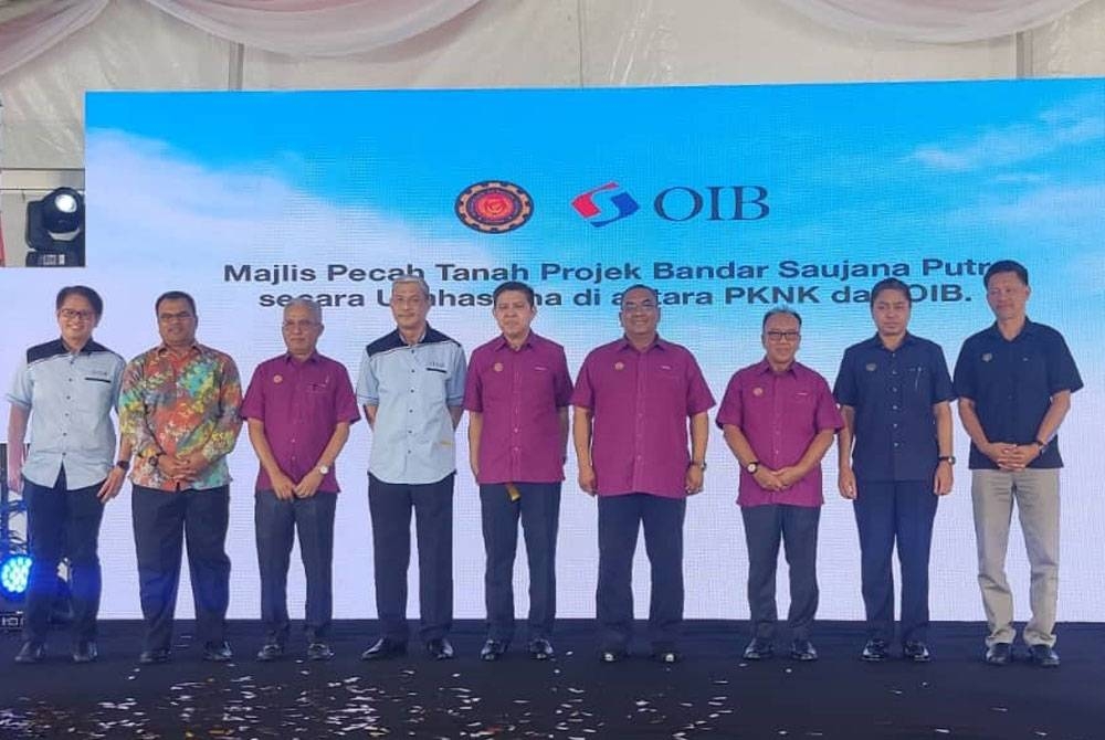 Muhammad Sanusi (empat dari kanan) pada Majlis Pecah Tanah Projek Bandar Saujana Putra.