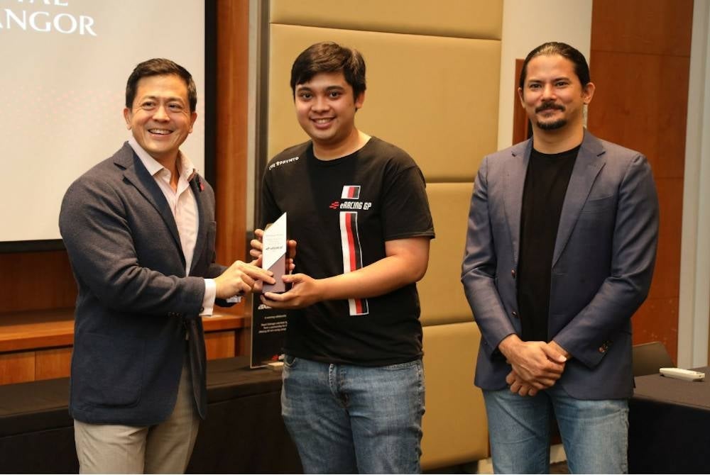 Alex Yoong (kanan) tekad mengembalikan era kegemilangan Litar Shah Alam kepada generasi muda melalui sukan permotoran simulasi.