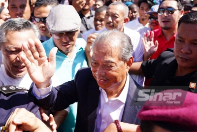 Penyokong mengerumuni Presiden Parti Bersatu Malaysia (Bersatu), Tan Sri Muhyiddin Yassin dengan laungan 'Hidup Hidup, Hidup Tan Sri'. - FOTO SINAR HARIAN