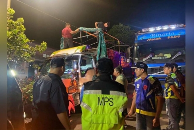 Antara lori yang dikenakan tindakan selepas di parkir dalam kawasan taman perumahan.