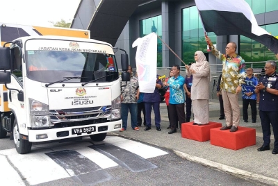 Wan Rosdy dan Sabariah menyempurnakan Majlis Pelepasan Misi Bantuan Pahang Prihatin ke Parlimen Parit Sulong di pekarangan Kompleks MBK pada Khamis.