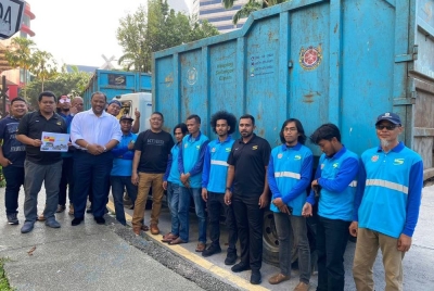 Ramli (dua dari kiri)bersama para anggota Misi Bantuan Kita Selangor Penyayang sebelum berangkat ke Labis, Johor.