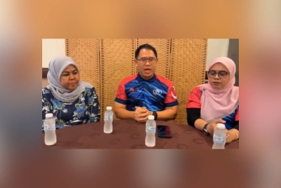 Tian Soon (tengah) ketika siaran langsung di Facebook Live pada Khamis.