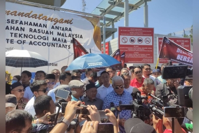 Hamzah ditemui pemberita di hadapan Ibu Pejabat SPRM Putrajaya pada Khamis.