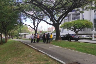 Setakat jam 3.30 petang, kenderaan membawa Muhyiddin masih belum keluar dari bangunan SPRM.- Foto Astro AWANI