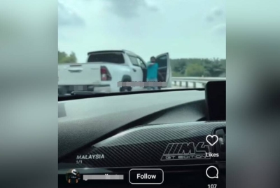 Tangkap layar rakaman video tular dalam media sosial TikTok.