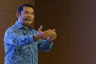 Rafizi berucap pada Sesi Libat Urus bersama Ketua-Ketua Jabatan Peringkat Negeri mengenai Inisiatif Pendapatan Rakyat (IPR) di Putrajaya hari ini. - Foto Bernama
