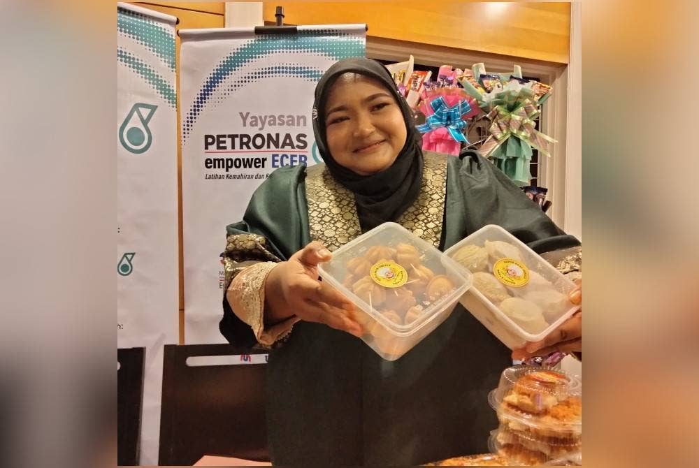 Suhartini menunjukkan kuih bahulu dan karipap sejuk beku yang dihasilkan untuk jualan.