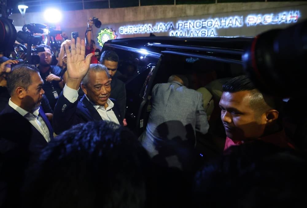 Muhyiddin ketika ditemui pemberita di hadapan pintu pagar SPRM Putrajaya pada Khamis. - Foto Bernama