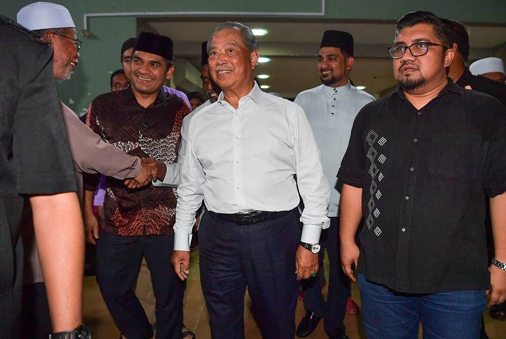 Muhyiddin (tengah) hadir pada sesi solat hajat keselamatan negara dan solidariti menentang kezaliman anjuran Pas malam tadi.- Foto: Bernama