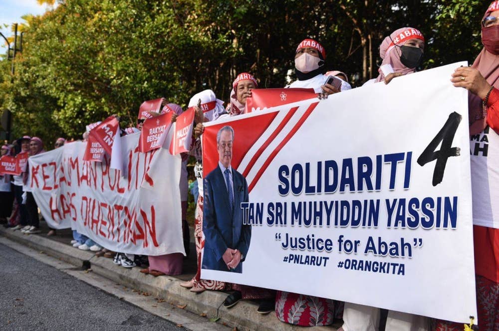 Lebih 200 penyokong Pengerusi Perikatan Nasional (PN), Tan Sri Muhyiddin Yassin hadir memberi sokongan di sekitar pekarangan kompleks Mahkamah Kuala Lumpur.