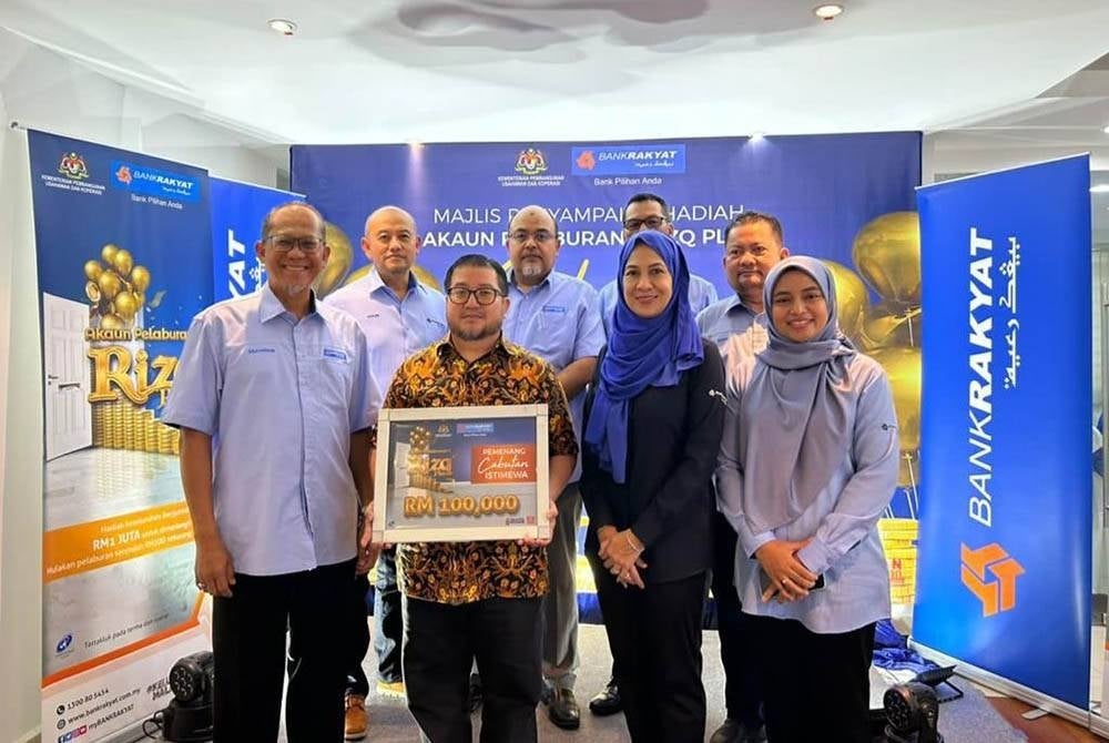 Bank Rakyat serah hadiah lumayan RM100,000 kepada pemenang cabutan istimewa Akaun Pelaburan-i Rizq Plus.