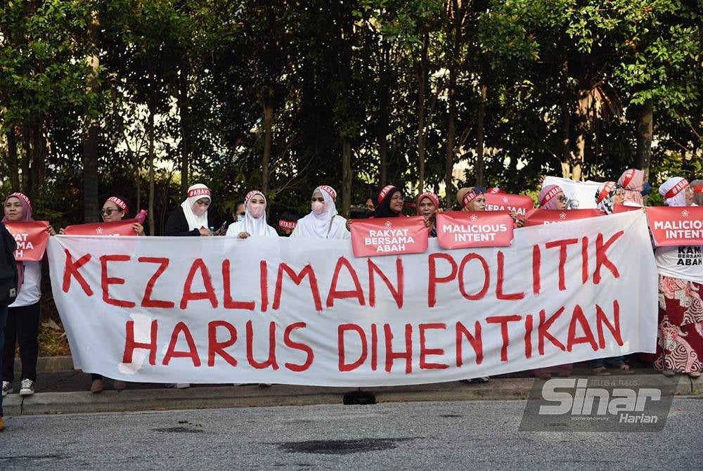 Lebih 200 penyokong Presiden Parti Pribumi Bersatu Malaysia (Bersatu), Tan Sri Muhyiddin Yassin berkumpul di pekarangan kompleks Mahkamah Kuala Lumpur bagi memberikan sokongan terhadap beliau.