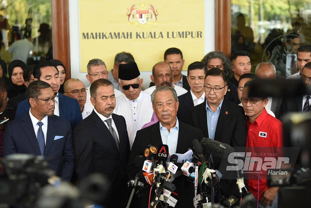 Muhyiddin (tengah) ketika sidang media di pekarangan Mahkamah Seksyen Kuala Lumpur pada Jumaat. FOTO: SINAR HARIAN