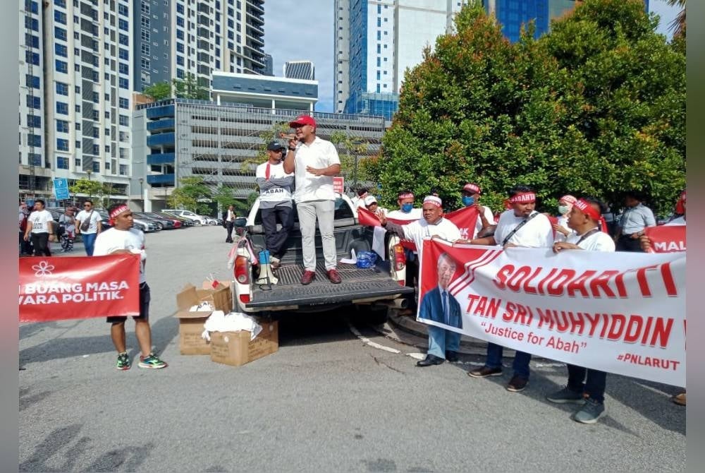 Mohd Ashraf ketika berucap di hadapan lebih 200 penyokong Muhyiddin di pekarangan kompleks Mahkamah Kuala Lumpur pada Jumaat.