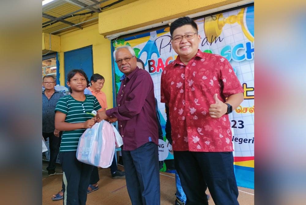 Sivanesan menyerahkan bantuan kembali ke sekolah kepada pelajat terpilih di DUN Sungkai pada Jumaat.