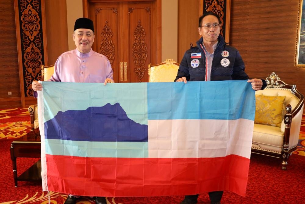 Le ministre en chef de Sabah, Datuk Seri Hajiji Noor (à gauche) a présenté le drapeau de Sabah au Dr Justin lors d'une visite au ministre en chef de Sabah aujourd'hui.  - Photo nommée