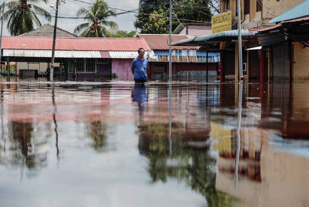 La situation dans la ville de Parit Sulong, qui est toujours inondée par les inondations, était en suspens lors de l'enquête de jeudi.  - Photo nommée