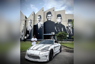 Mohd Rozamil bersama kereta jenis Nissan Fairlady yang mendapat sentuhan kreatifnya bagi melakar lukisan 'anime sytle' atau 'borderline' pada kenderaan tersebut.