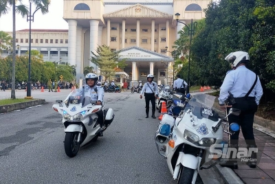 Anggota polis bersiap sedia di pekarangan
Kompleks Mahkamah Kuala Lumpur.
