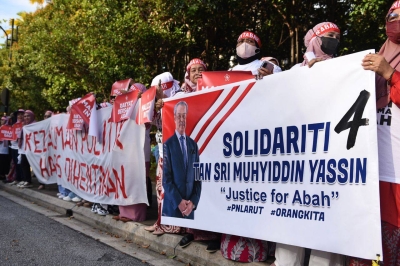 Lebih 200 penyokong Pengerusi Perikatan Nasional (PN), Tan Sri Muhyiddin Yassin hadir memberi sokongan di sekitar pekarangan kompleks Mahkamah Kuala Lumpur.
